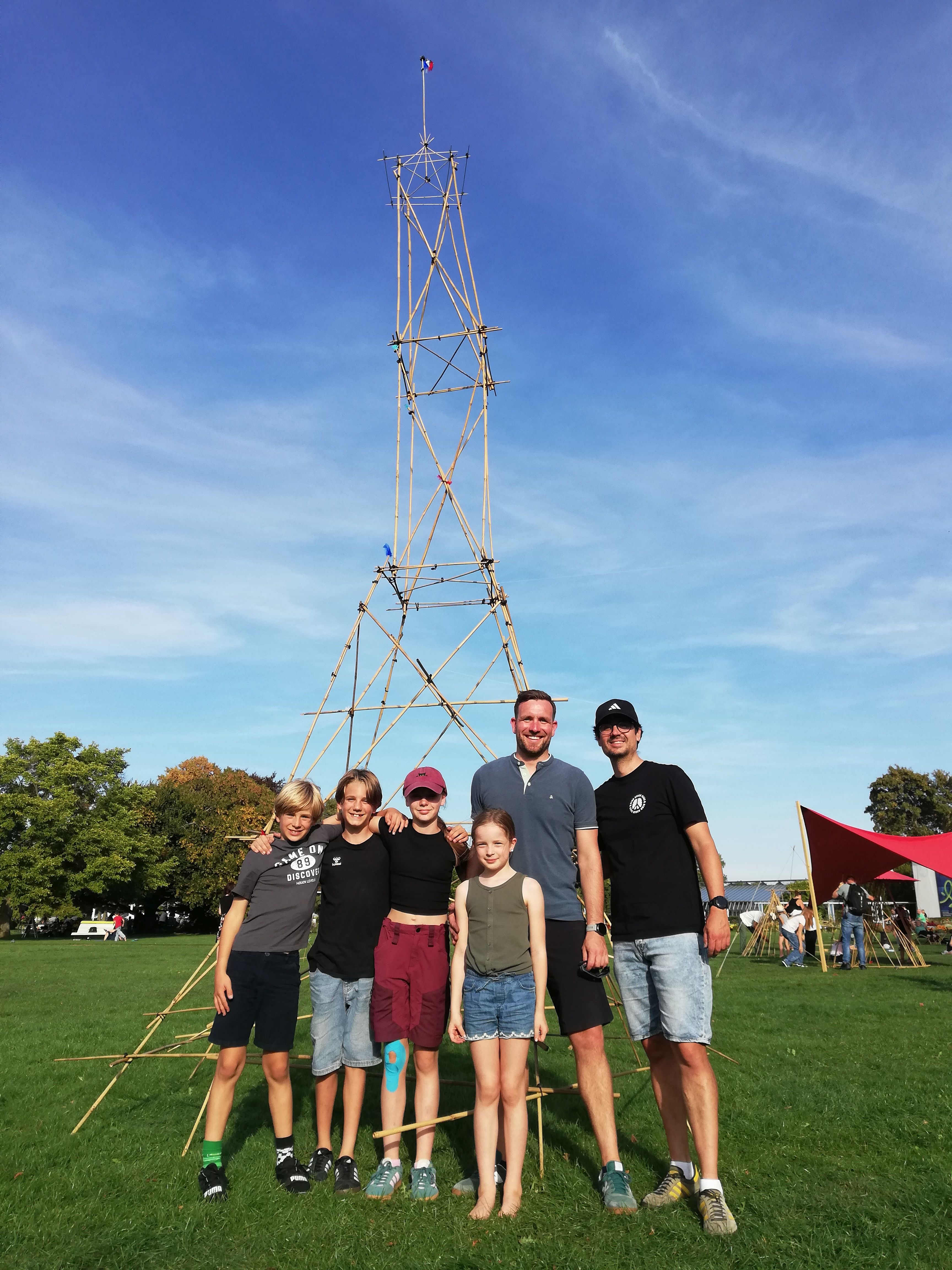 Der Eiffelturm aus Bambusstäben auf dem Familientag zum Weltkindertag im Egapark in Erfurt